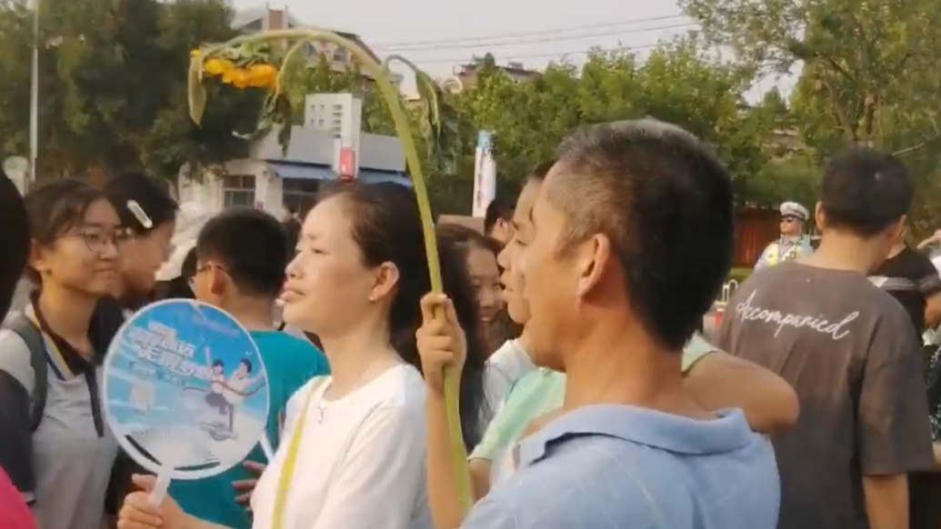 花虽蔫 爱你的心始终盛开 见到哥哥，弟弟的疲惫瞬间烟消云散