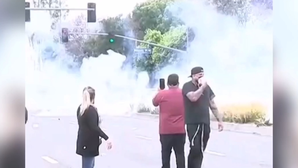 果然视频·看天下|特朗普派遣两千国民警卫队，加州州长：火上浇油
