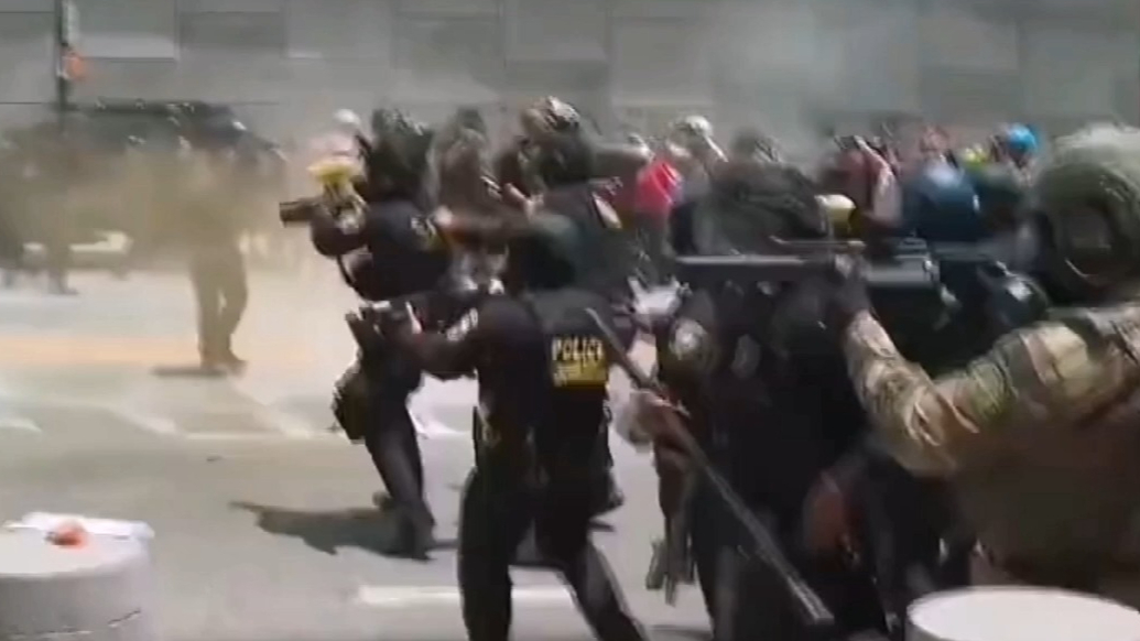 果然视频·看天下|洛杉矶抗议者与国民警卫队爆发冲突