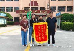 新区小学六年级家长向全体教师赠送锦旗