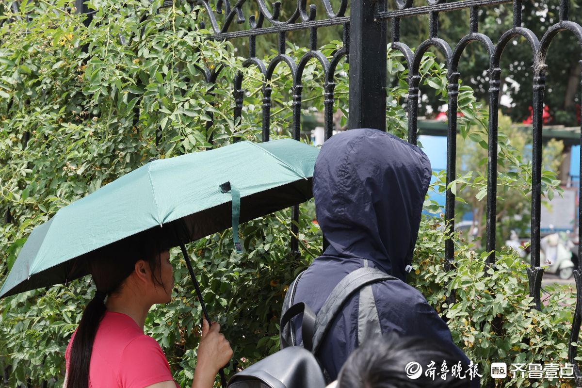 隔栏张望，家长考点外默默加油助威