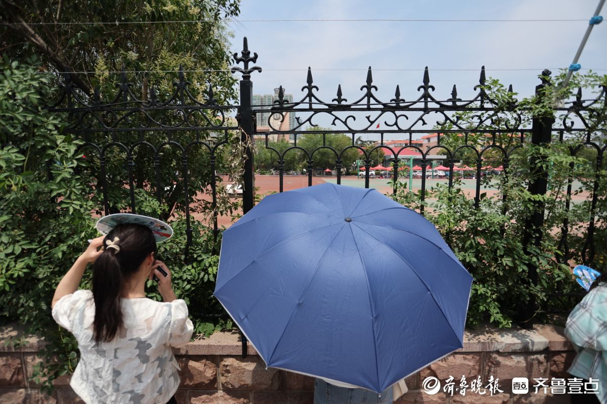 隔栏张望，家长考点外默默加油助威