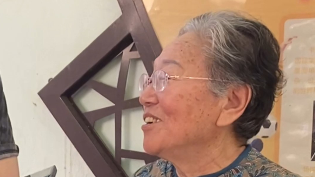 80岁奶奶给孙女陪考，做过26年高中班主任，高考观太通透！