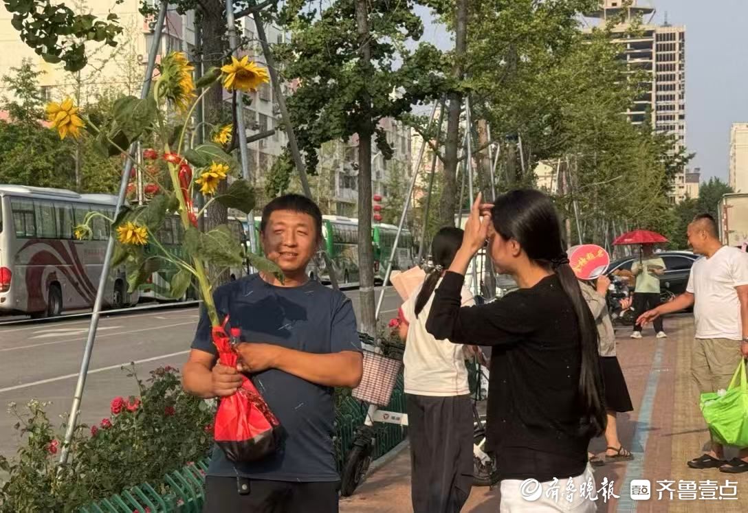 带着泥土的芬芳！父亲手捧自己种的向日葵在高考考点外接娃