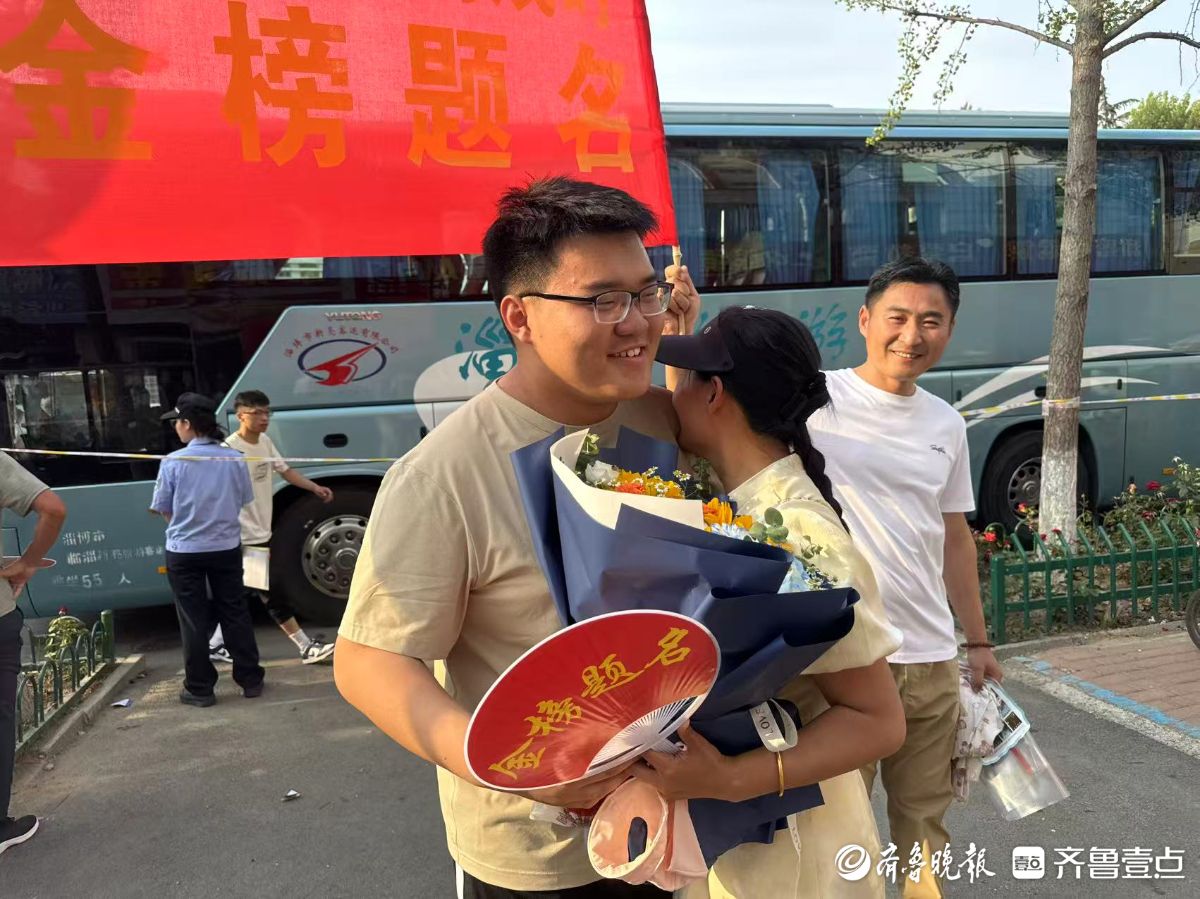 亲友团跨越400公里来接娃，来自小姨和舅舅的仪式感