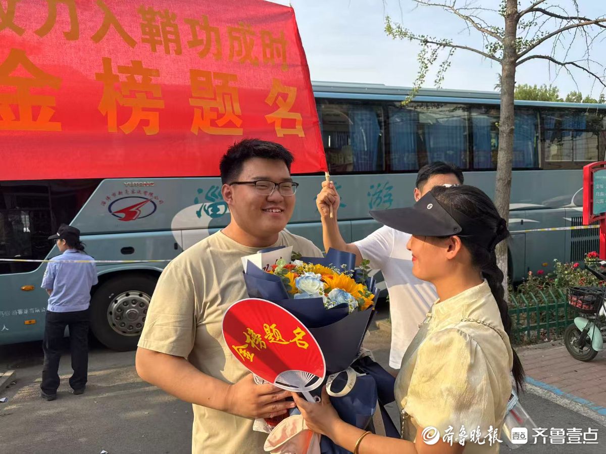 亲友团跨越400公里来接娃，来自小姨和舅舅的仪式感