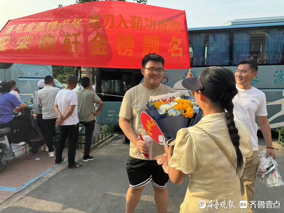 亲友团跨越400公里来接娃，来自小姨和舅舅的仪式感