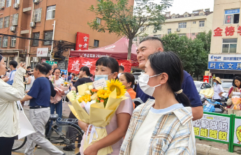 部分考生完成高考，家长寄语：永远是父母心中的“985”