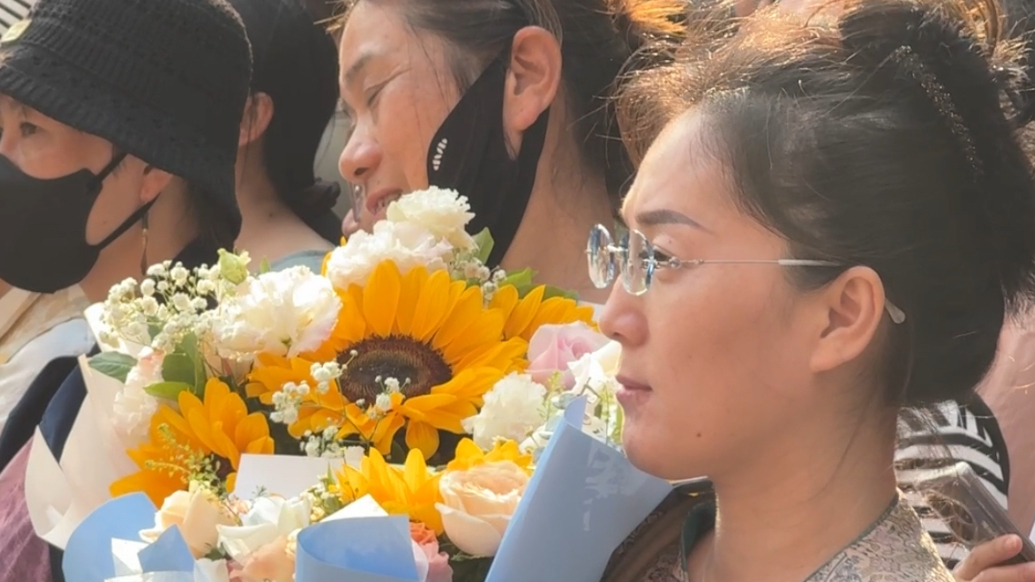 果然视频丨青岛首批考生高考结束，家长手捧鲜花迎接