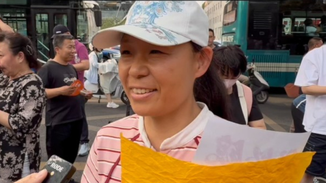 果然视频｜济南七中考点外家长每科一束花，用花语为高考生暖心护航