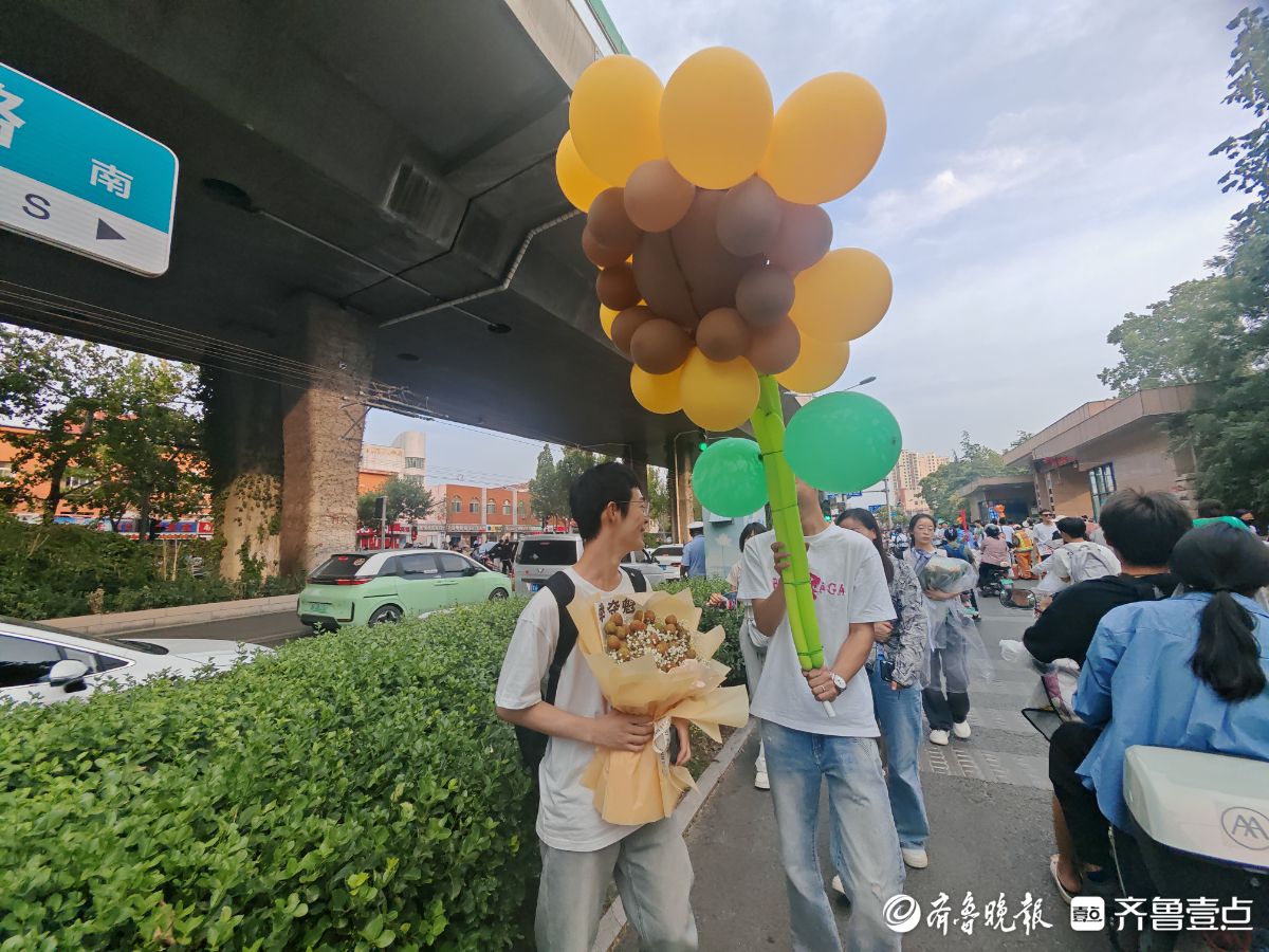 两米高的气球向日葵成高考谢幕特别礼