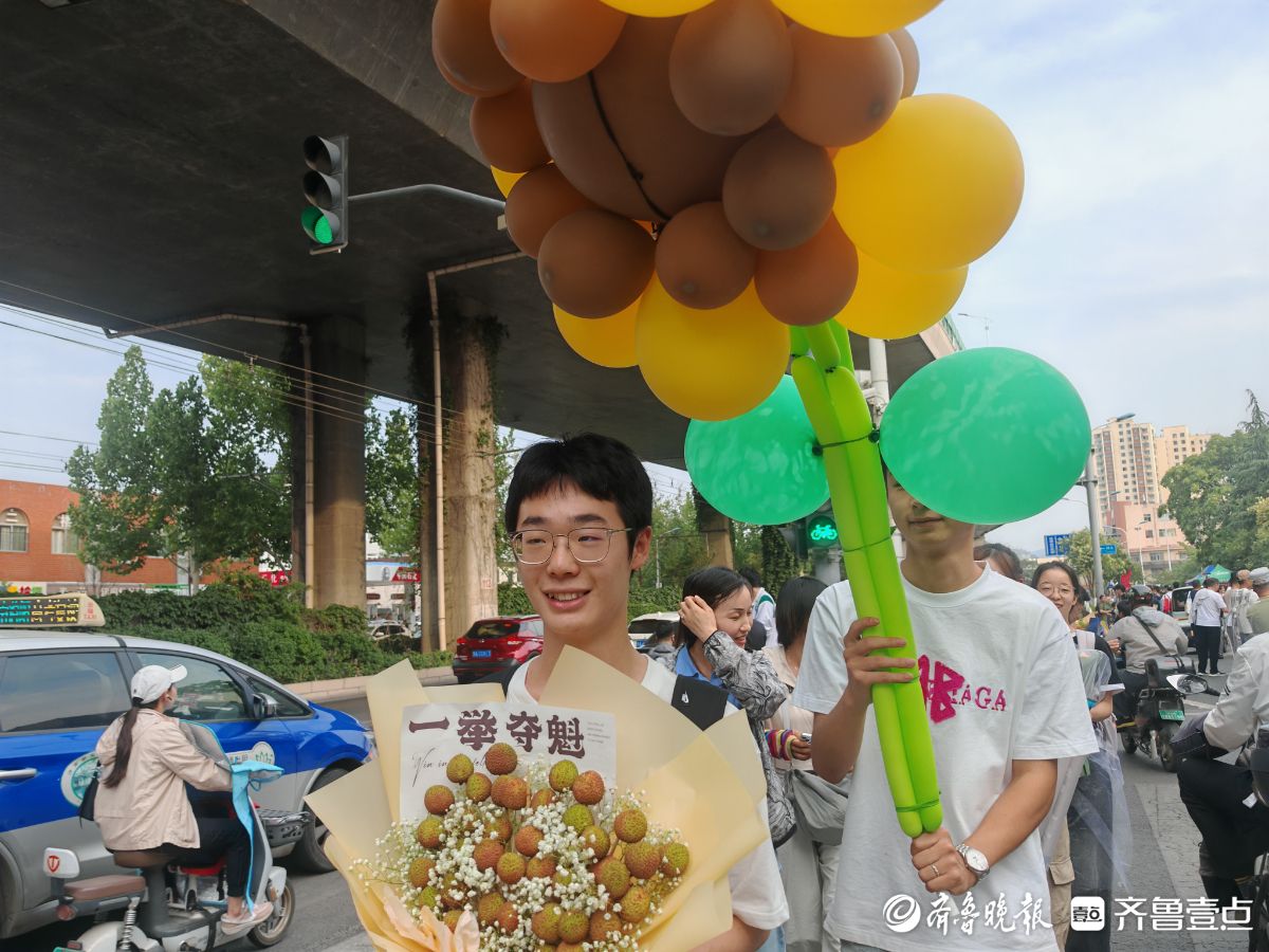 两米高的气球向日葵成高考谢幕特别礼