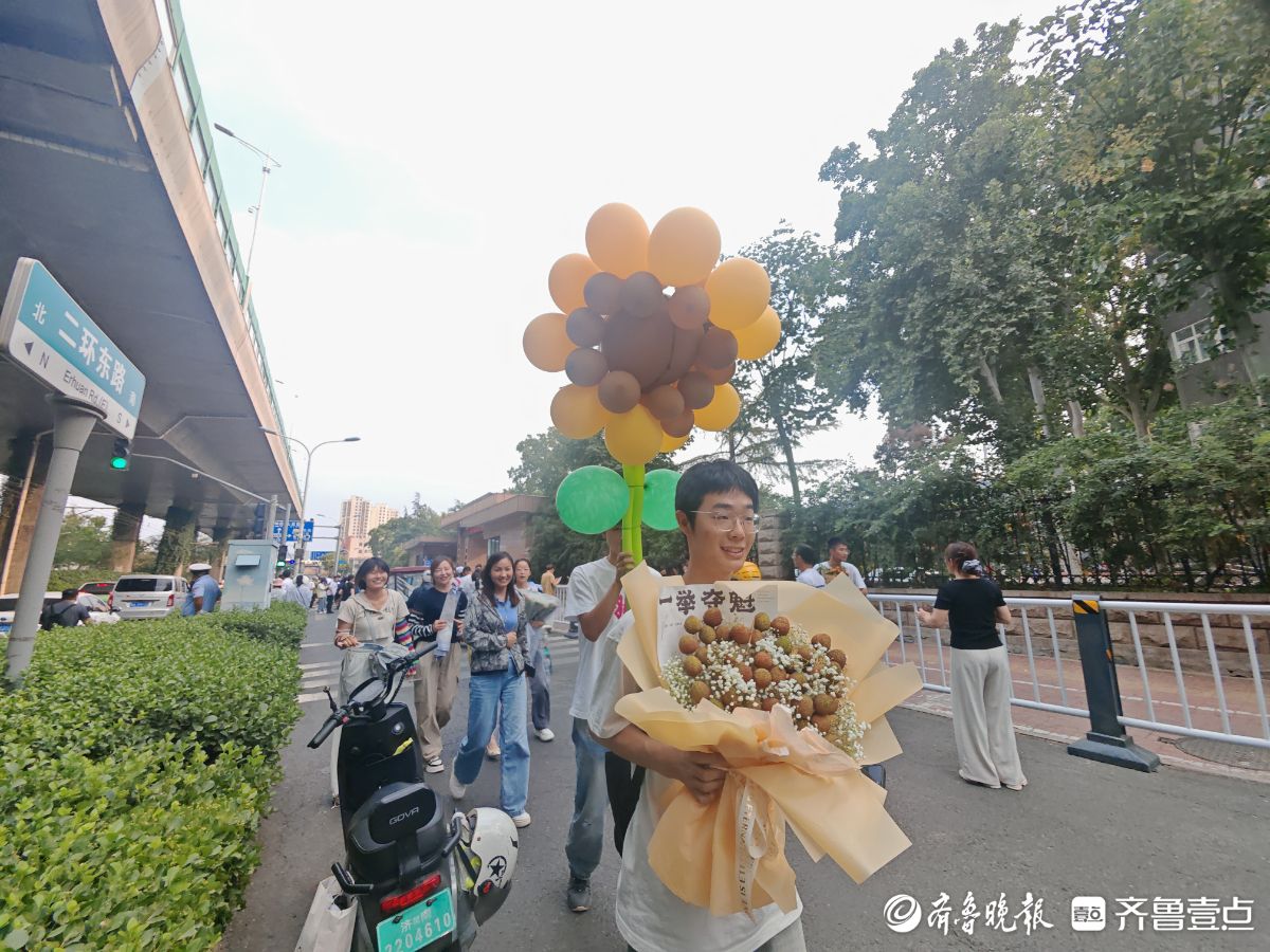 两米高的气球向日葵成高考谢幕特别礼