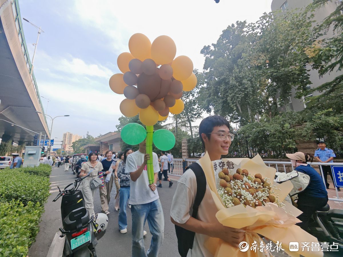 两米高的气球向日葵成高考谢幕特别礼