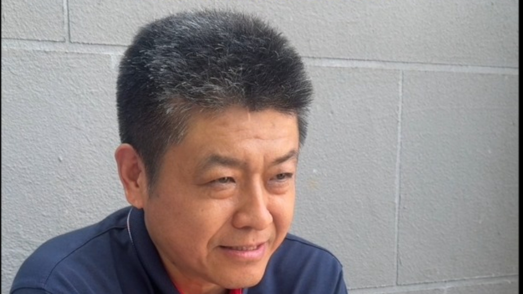 考场外的书香守护，喧嚣中的沉浸式阅读