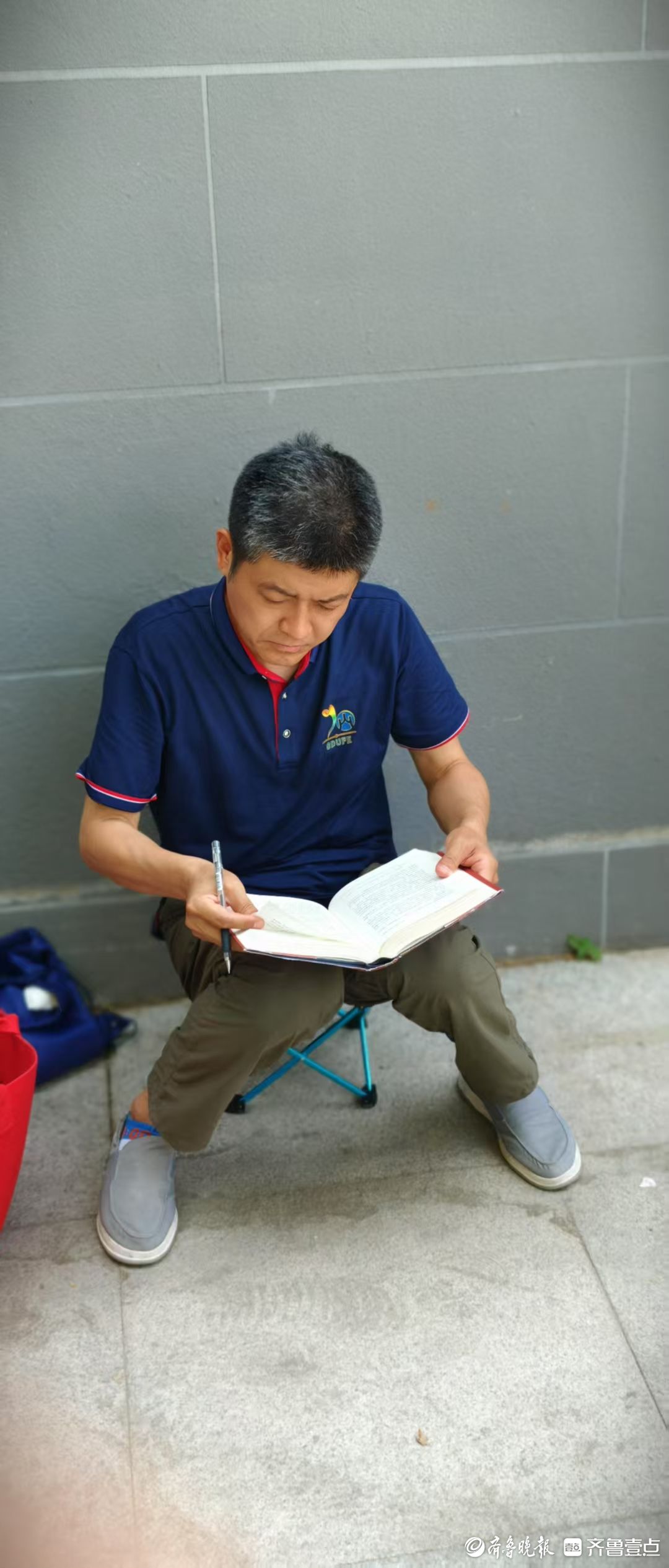 考场外的翻书声，两个时空的同频共振
