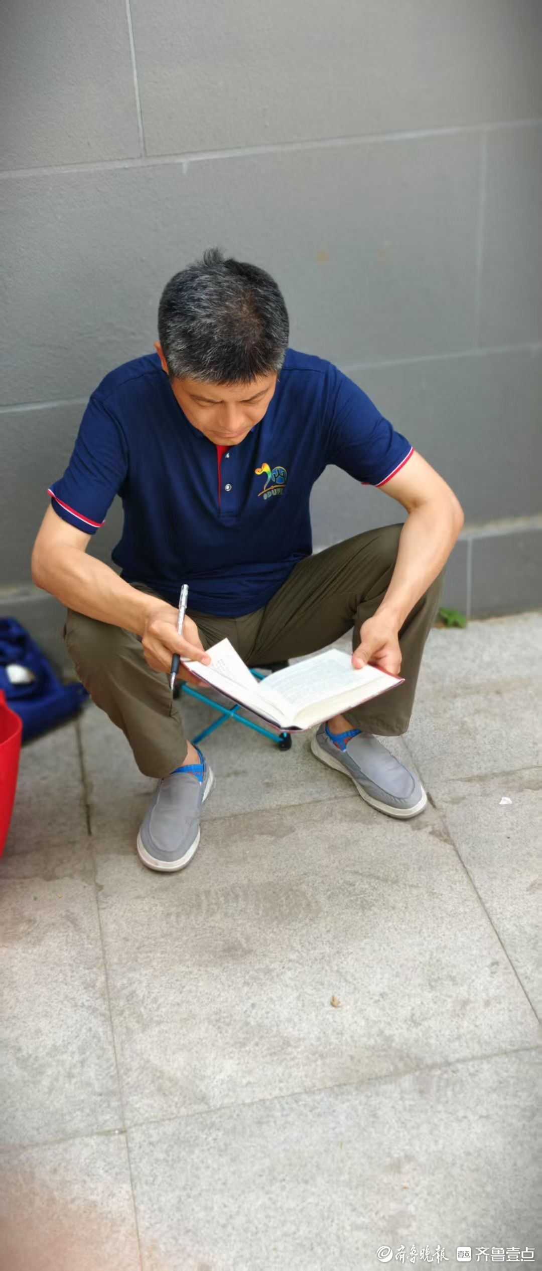 考场外的翻书声，两个时空的同频共振