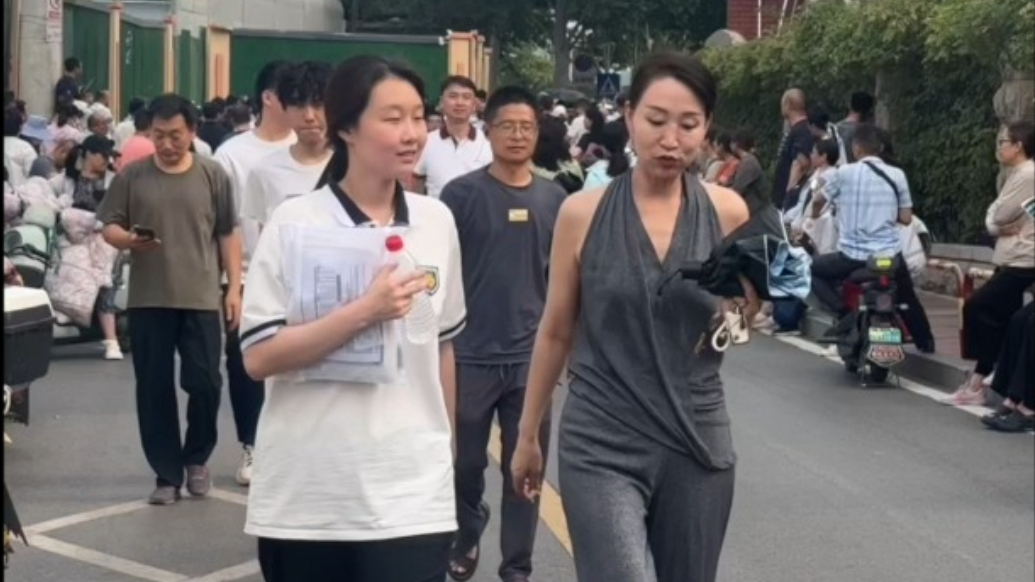 步伐轻快，尽显高考进度条过半的松弛感
