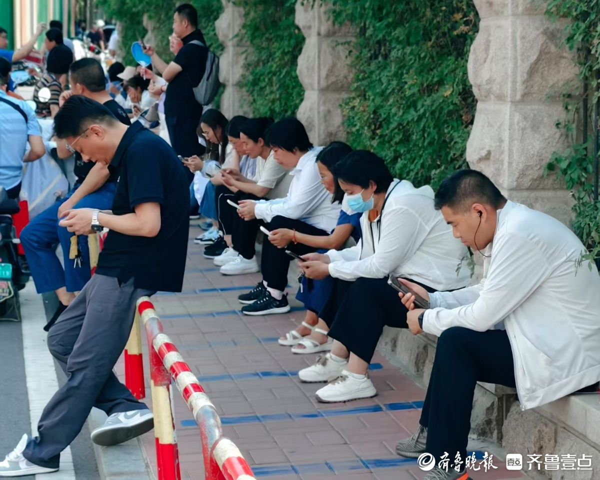 陪考姿势｜高考第三天，一大批家长依然坚持陪“烤”