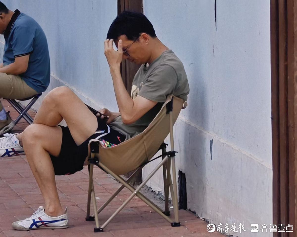陪考姿势｜高考第三天，一大批家长依然坚持陪“烤”