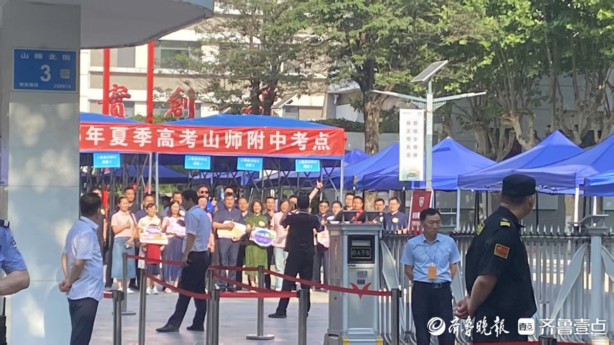 陪考姿势｜高考第三天，一大批家长依然坚持陪“烤”