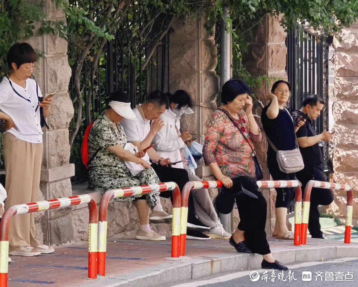 陪考姿势｜高考第三天，一大批家长依然坚持陪“烤”