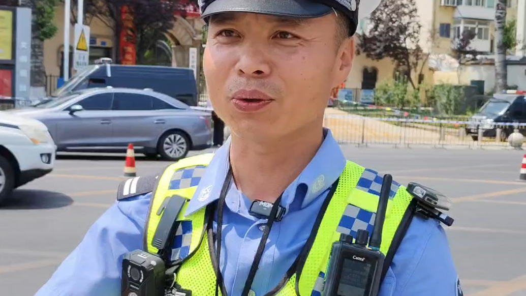果然视频｜烟台交警谈考点“抡胳膊”执勤：想让司机把车轮转快点
