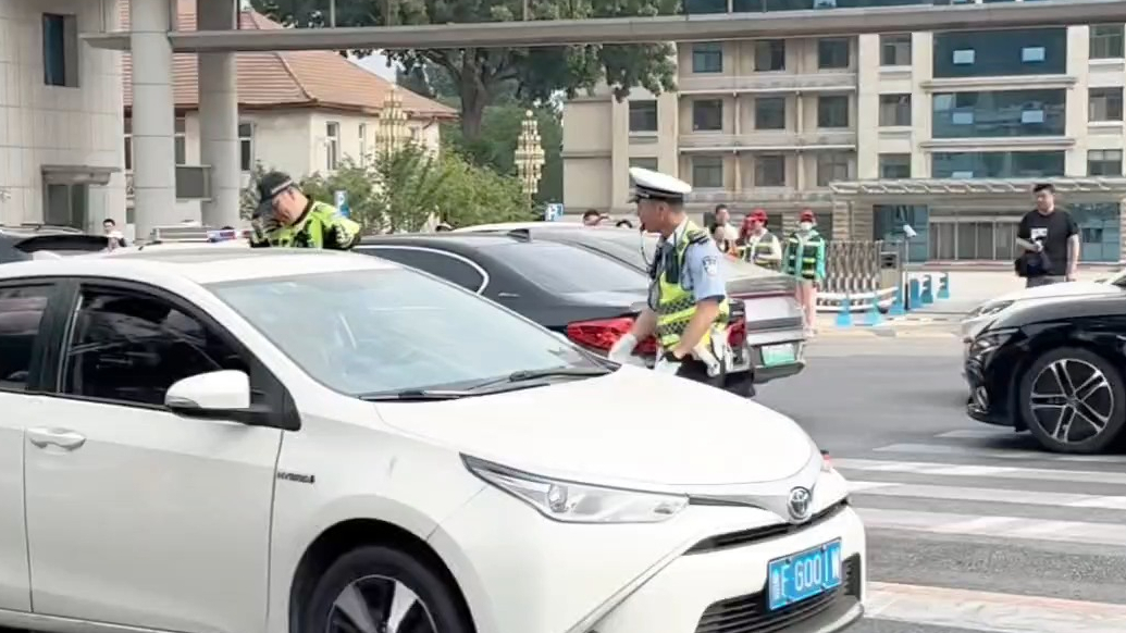果然视频｜高考考点“抡胳膊”执勤走红，烟台交警孙洪恒这样回应
