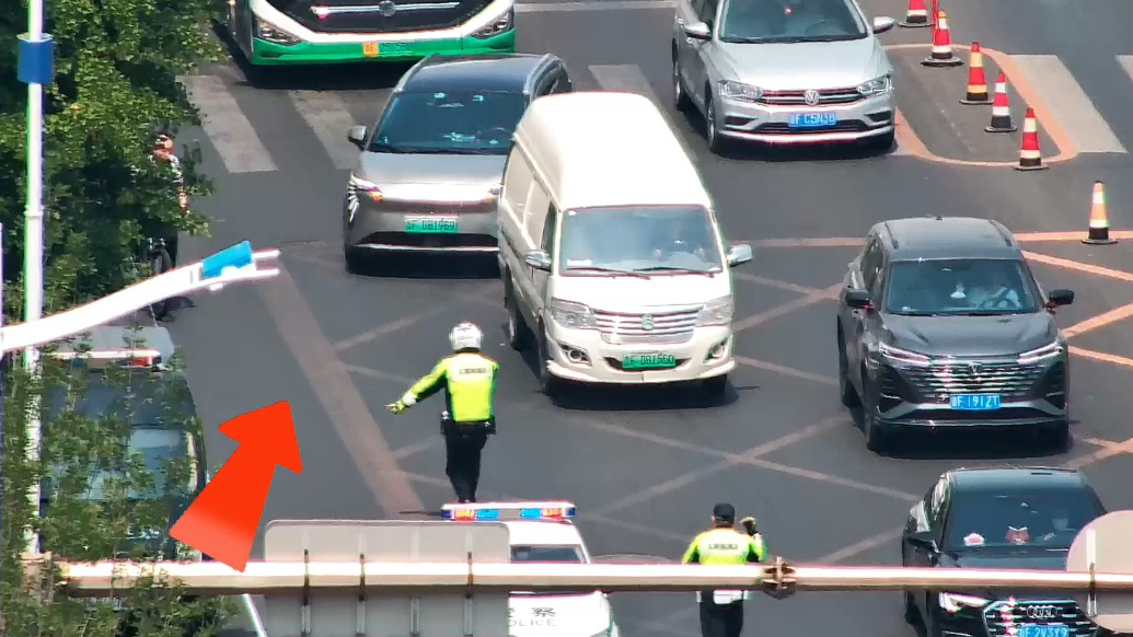 果然视频｜考试临近高考生还在半路上，烟台交警一路绿灯极速送考