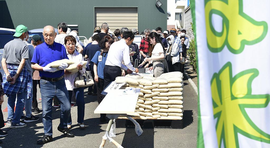 日本政府储备米线下开售，上千人排队抢购