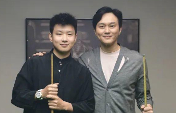 张智霖与世锦赛冠军赵心童打台球，本人发声：很梦幻