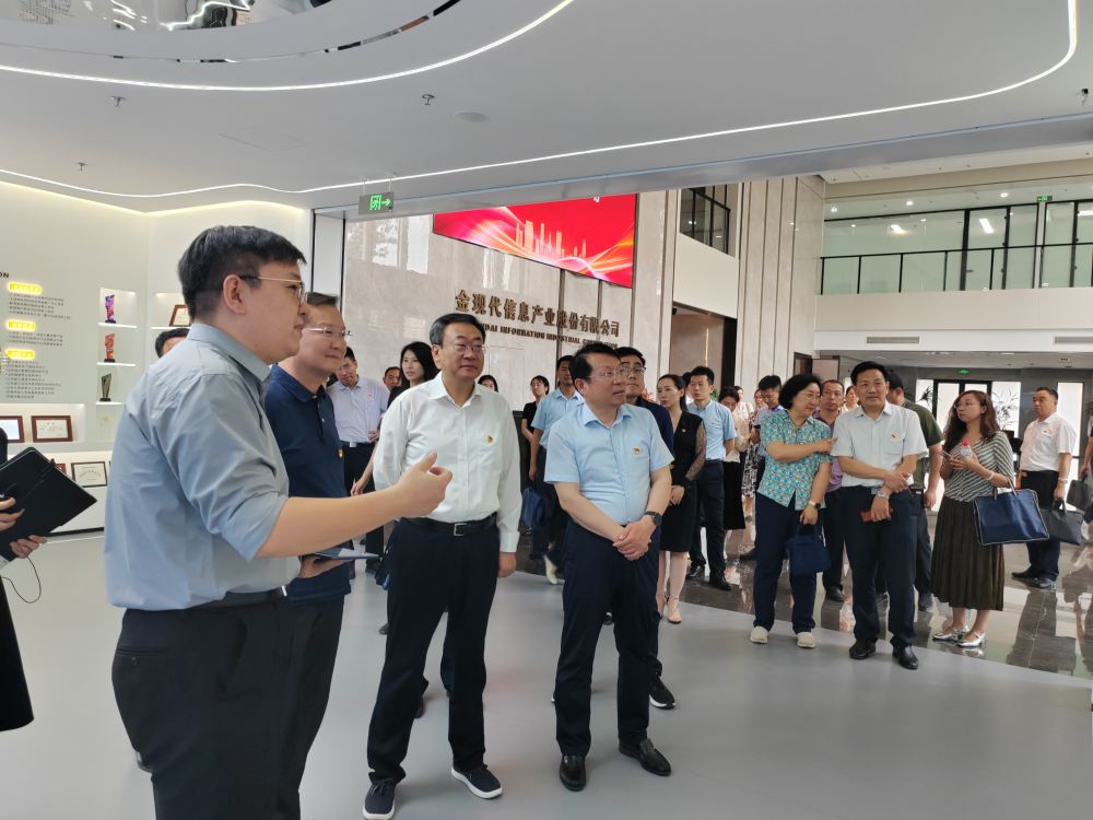 省委省直机关工委办公室党支部、群众工作部（统战部）党支部与省工商联办公室党支部、组织建设处党支部、机关党委党支部联合开展主题党日活动