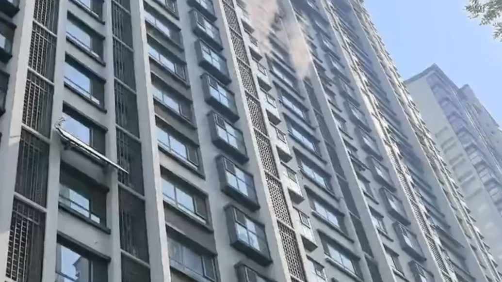 情报站|德州一高层住宅冒起浓烟，物业迅速到场处置