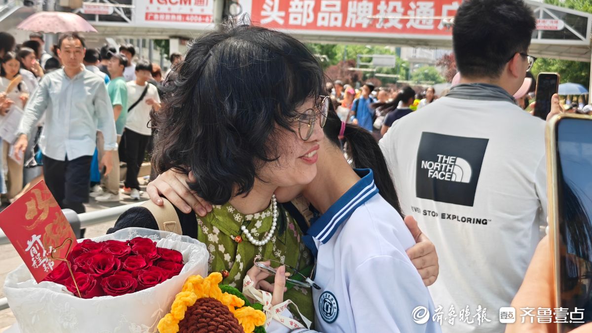 鲜花和拥抱送给努力拼搏的你！部分考生结束高考之旅