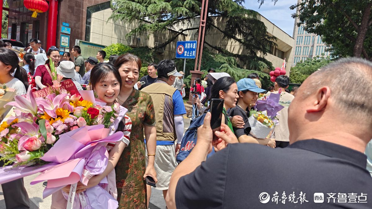 鲜花和拥抱送给努力拼搏的你！部分考生结束高考之旅