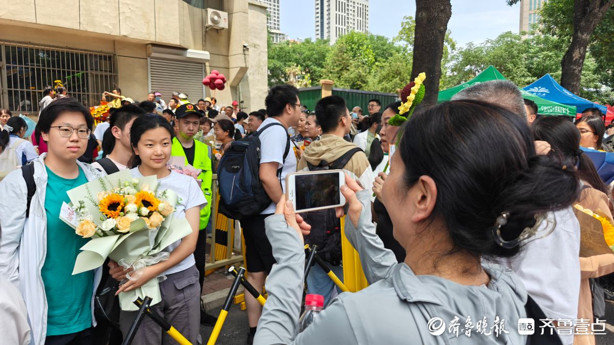 鲜花和拥抱送给努力拼搏的你！部分考生结束高考之旅