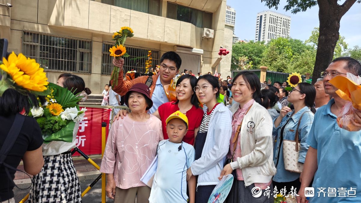 鲜花和拥抱送给努力拼搏的你！部分考生结束高考之旅