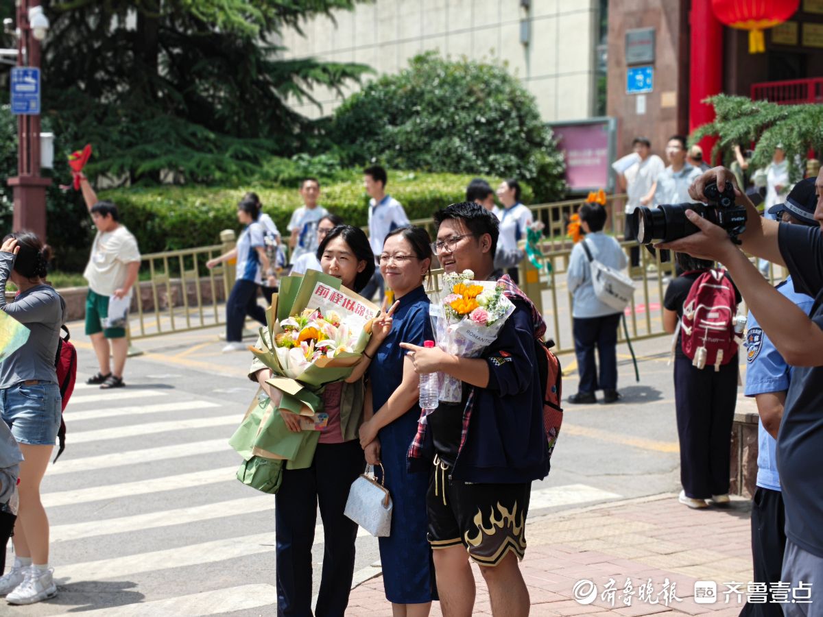 鲜花和拥抱送给努力拼搏的你！部分考生结束高考之旅