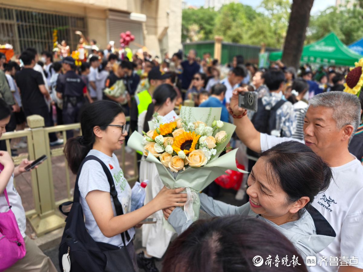 鲜花和拥抱送给努力拼搏的你！部分考生结束高考之旅