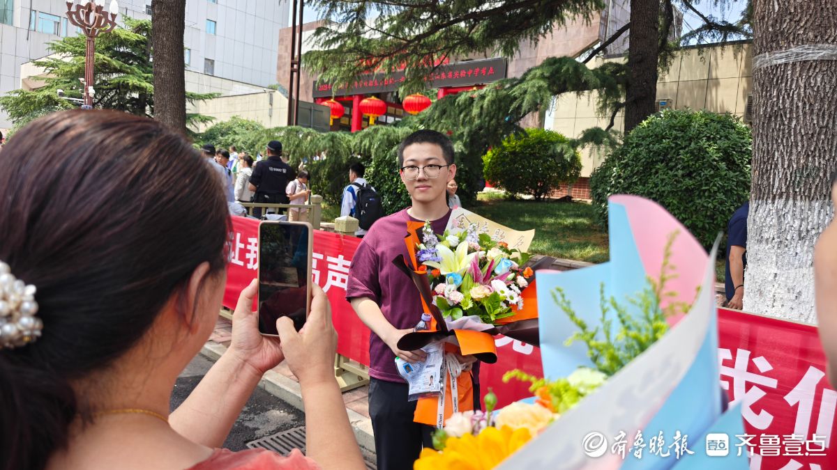鲜花和拥抱送给努力拼搏的你！部分考生结束高考之旅
