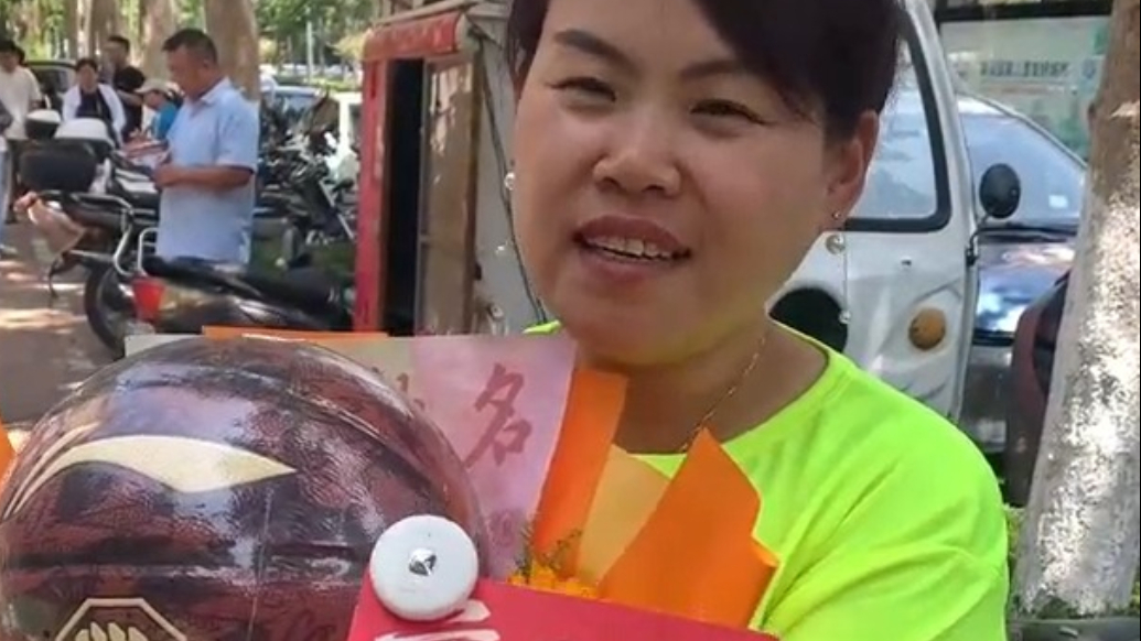 果然视频｜孩子的一句话，她记了三年：不管分数如何，妈妈的爱是第一位的