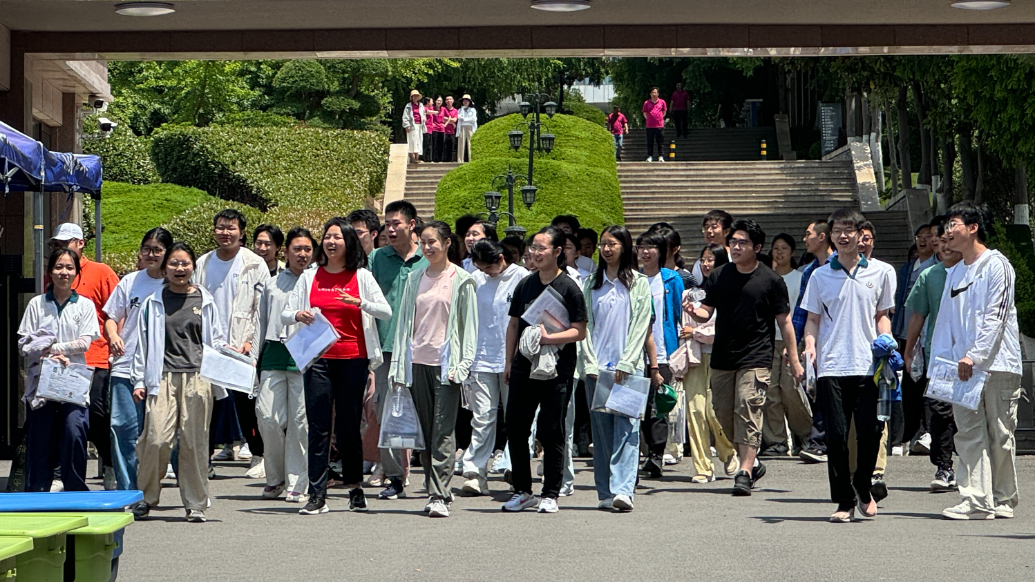 果然视频｜青岛二中考生齐喊“高考必胜”！高考历史生物考试结束
