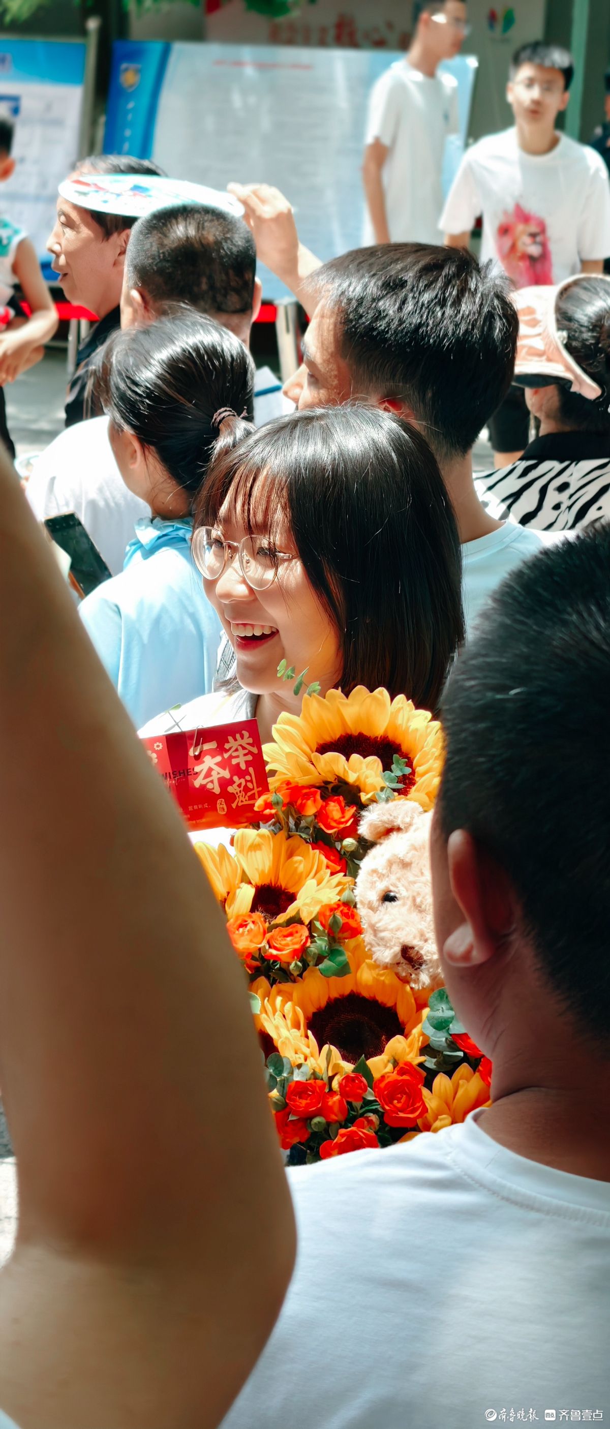 考点门前的金色见证，手捧葵花记录高考收官时刻