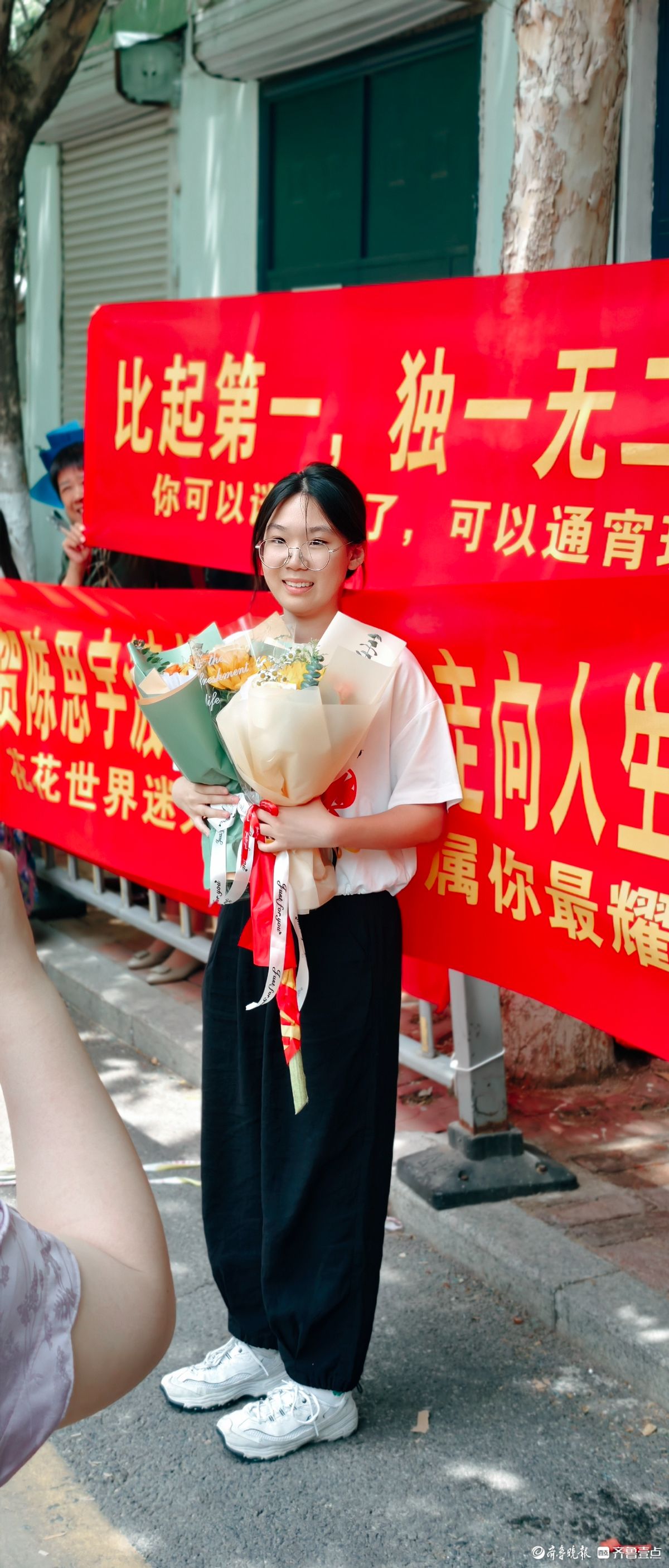 考点门前的金色见证，手捧葵花记录高考收官时刻