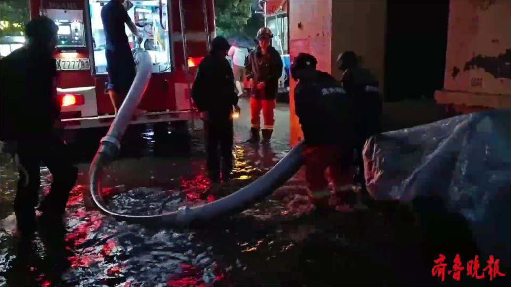 果然视频|强降雨致小区出现积水，消防员排涝一小时除险