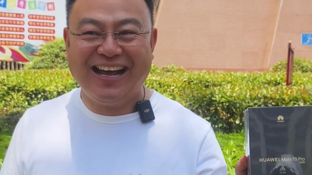 直击2025日照高考丨考场外考生家长拿崭新手机等待考生