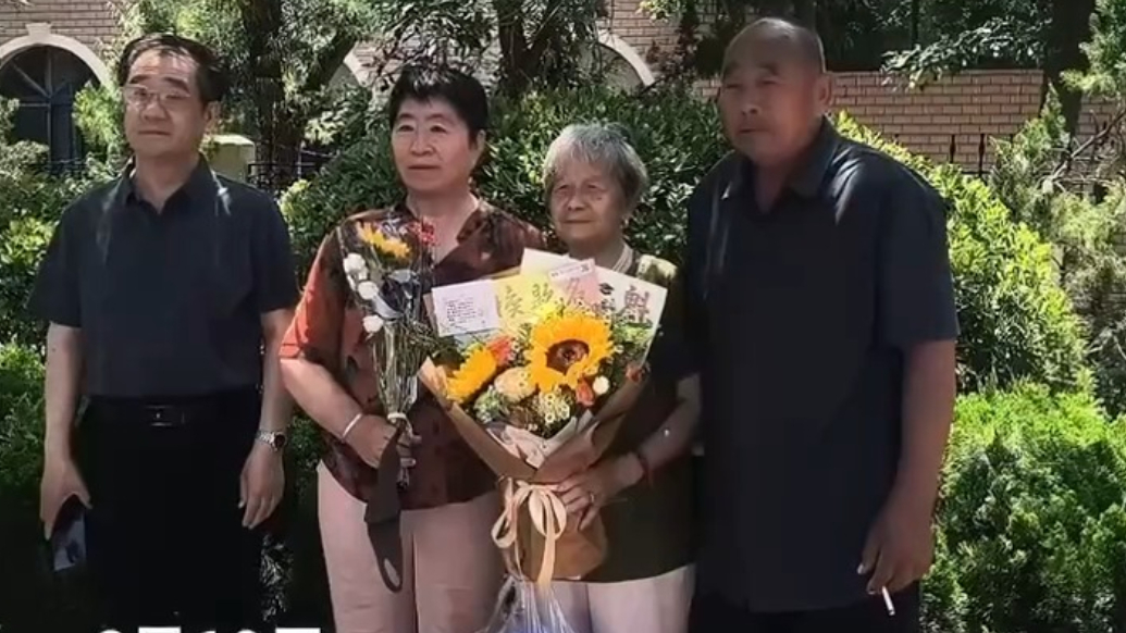 高考最后一天，爷爷奶奶手捧鲜花迎孙凯旋