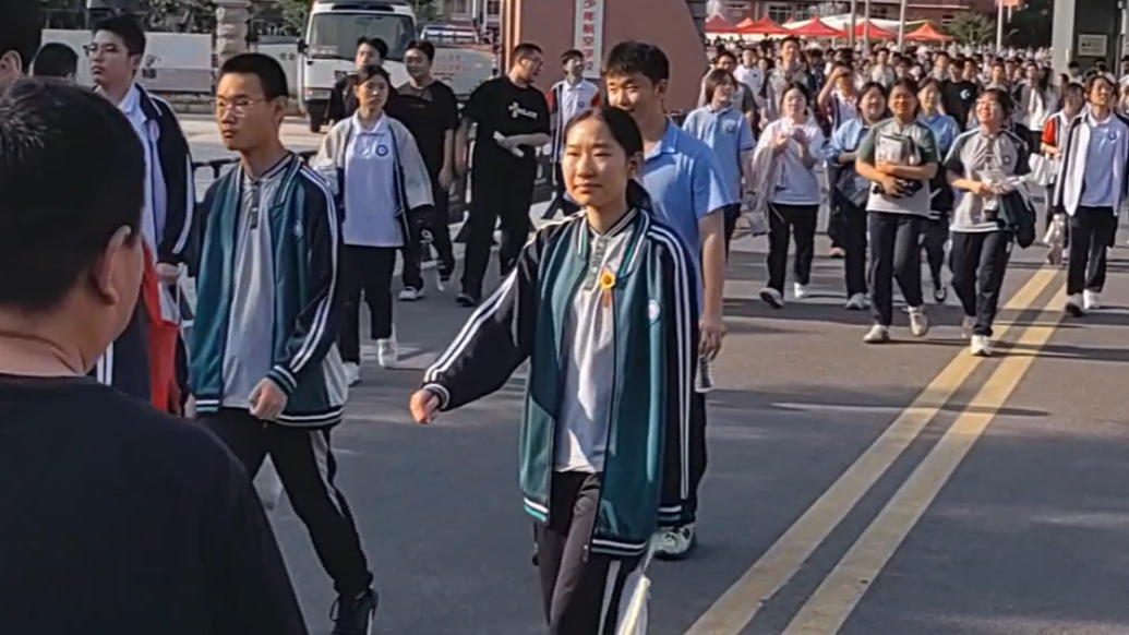 2025年夏季高考结束，考生自信跑出考场，鲜花簇拥祝福满满