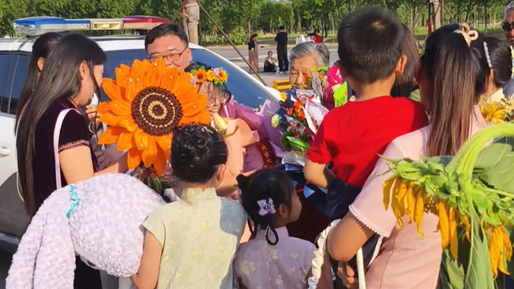 “最强”亲友团，惠民一考生出考场后被亲友团包围