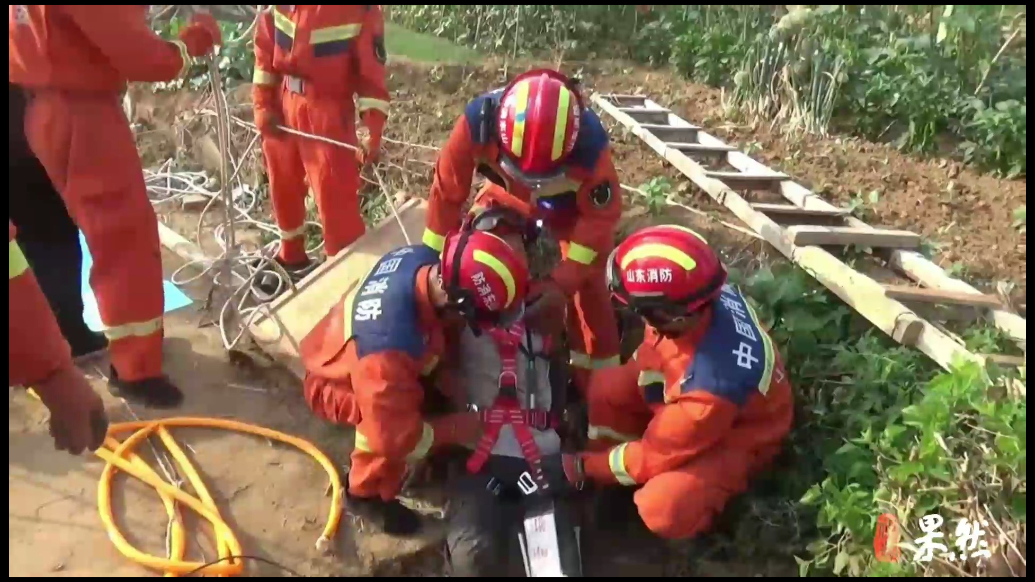 果然视频|老人失足坠入七米深井，消防员悬绳将其救出